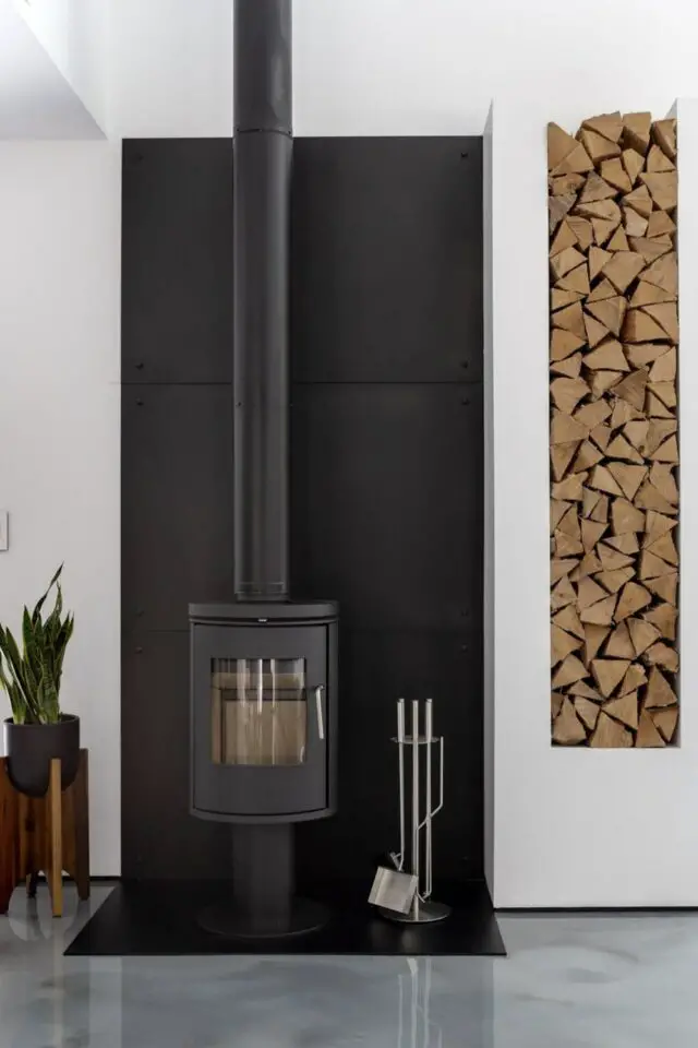déco mur derrière poêle à bois plaque murale continuité sol protection contraste noir et blanc intérieur moderne déco mur derrière poêle à bois plaque murale continuité sol protection contraste noir et blanc intérieur moderne