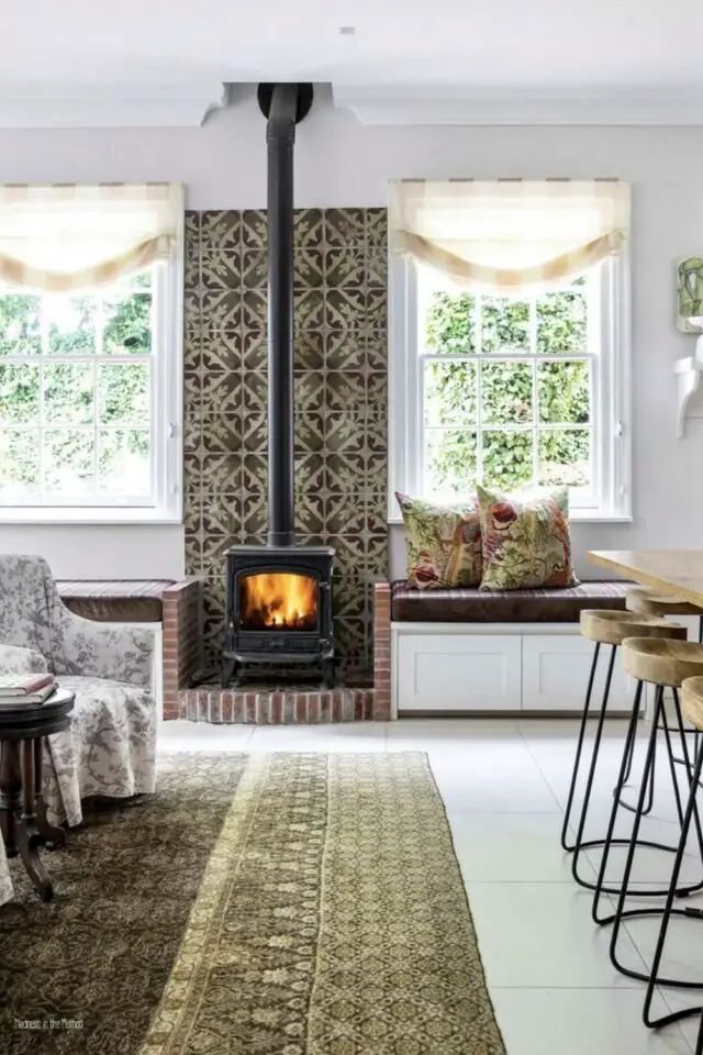 déco murale derrière poêle à bois carrelage motif carreaux de ciment effet ancien décoration pièce à vivre ouverte déco murale derrière poêle à bois carrelage motif carreaux de ciment effet ancien décoration pièce à vivre ouverte