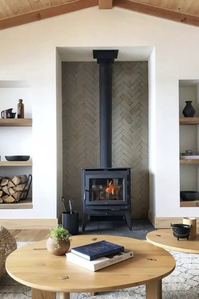 déco murale derrière poêle à bois plaquettes murales grises pose en chevron renfoncement moderne déco murale derrière poêle à bois plaquettes murales grises pose en chevron renfoncement moderne
