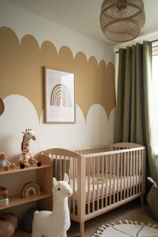décoration murale chambre bébé moderne soubassement peinture jaune ocre blanc et crème affiche encadrée simple à réaliser lit barreaux en bois esprit savane 
