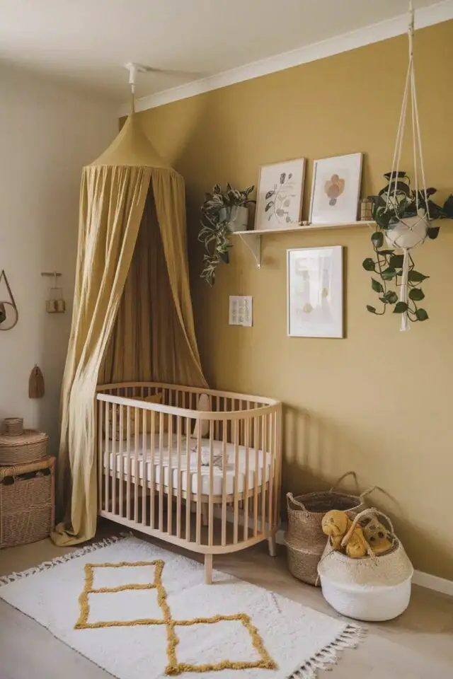 décoration murale chambre bébé  peinture unie couleur jaune safran petite étagères cadres avec illustrations plantes suspendues et ciel de lit ambiance moderne et chaleureuse 