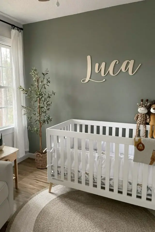 décoration murale chambre bébé peinture unie vert sauge mate prénom lettres en bois découpées simple minimaliste 