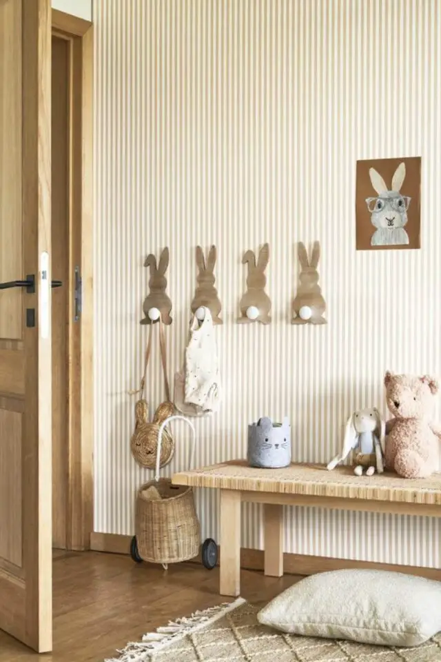 décoration murale chambre bébé idée moderne papier peint fines rayures blanches et jaunes patère murale lapin ludique affiche encadrée 
