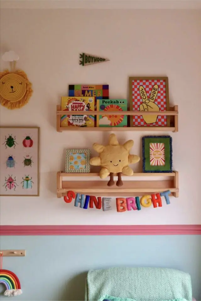 décoration murale chambre bébé idée moderne soubassement peint moulure colorée étagère IKEA en bois petite bibliothèque affiche encadrée 