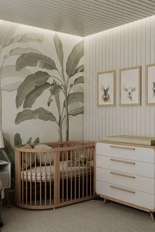 décoration murale chambre bébé idée moderne papier peint panoramique tropical et lambris bois blanc affiche encadrée illustration animaux lit à barreaux moderne 