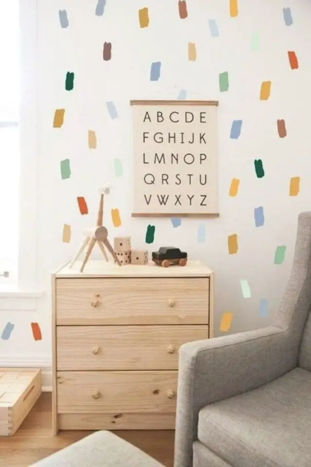 décoration murale chambre bébé idée moderne facile à faire stickers tâche multicolore abécédaire minimaliste à suspendre dessus commode 