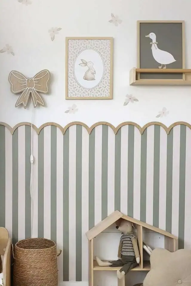 décoration murale chambre bébé exemple duo de papier peint soubassement vagues motifs rayures et fleurs étagères affiche encadrée et applique murale 
