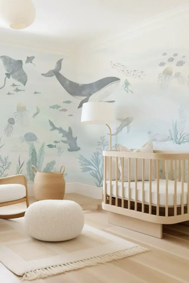 décoration murale chambre bébé exemple papier peint panoramique sur plusieurs murs décor océan poisson baleine requin méduse bleu ciel douceur meuble en bois 