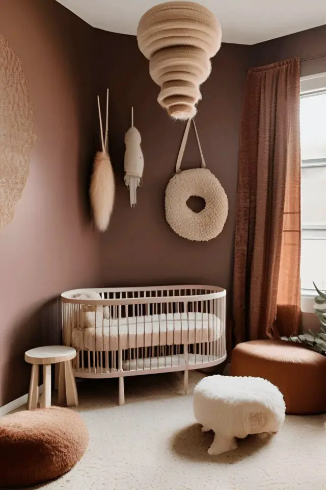 décoration murale chambre bébé exemple peinture murale unie terracotta sombre objets suspendu beige effet de matière douceur 