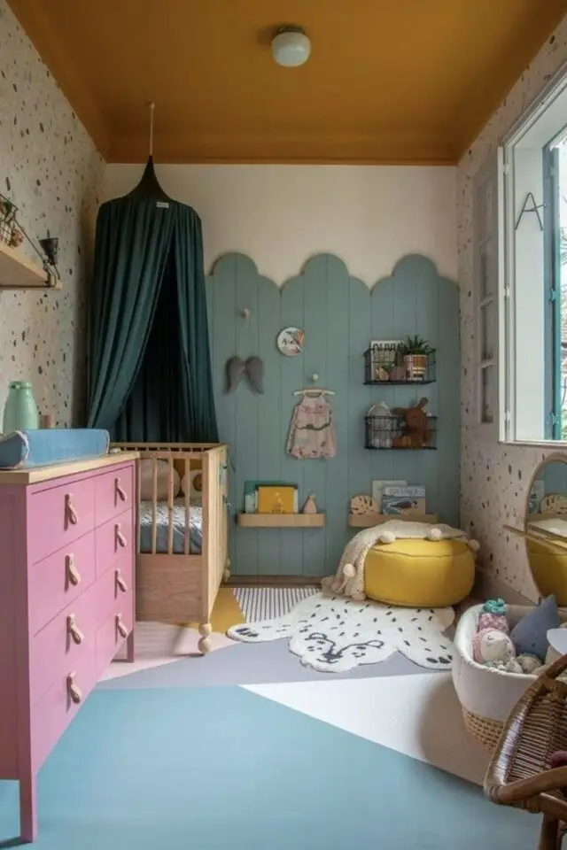 décoration murale chambre bébé exemple mur soubassement haut lambris bois peint en bleu papier peint terrazzo ambiance éclectique étagères panier accroché rangement 