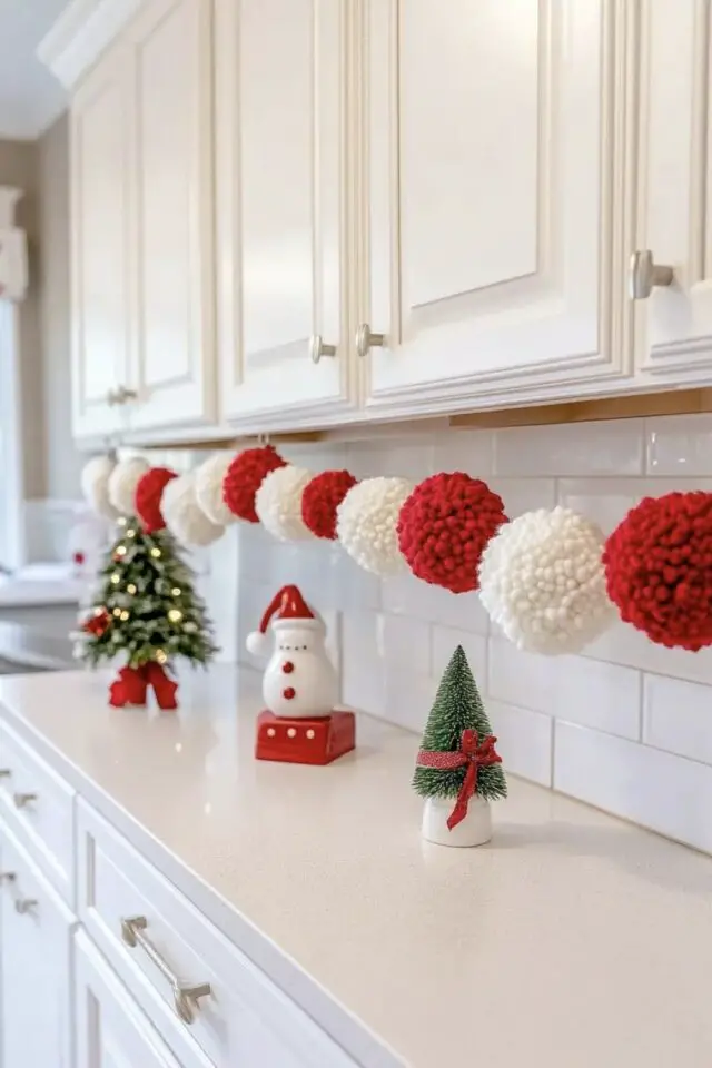 décoration noël traditionnel en rouge et blanc idée DIY facile pompon en laine déco meuble de cuisine dessus plan de travail décoration noël traditionnel en rouge et blanc idée DIY facile pompon en laine déco meuble de cuisine dessus plan de travail