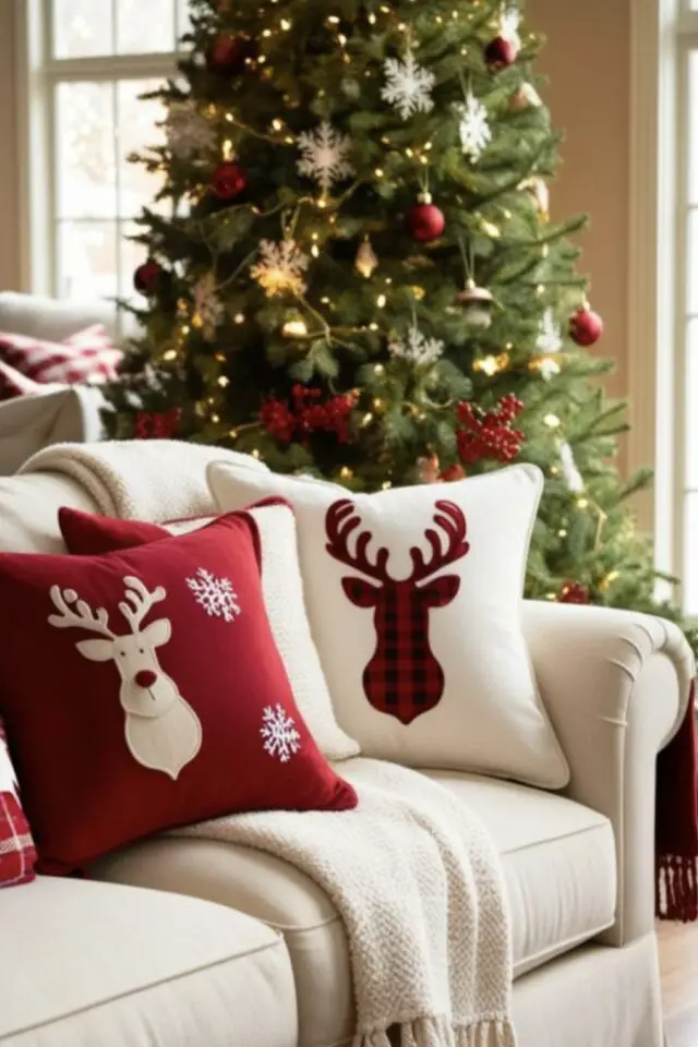 décoration noël traditionnel en rouge et blanc coussin canapé tête de cerf sapin vert décoration noël traditionnel en rouge et blanc coussin canapé tête de cerf sapin vert