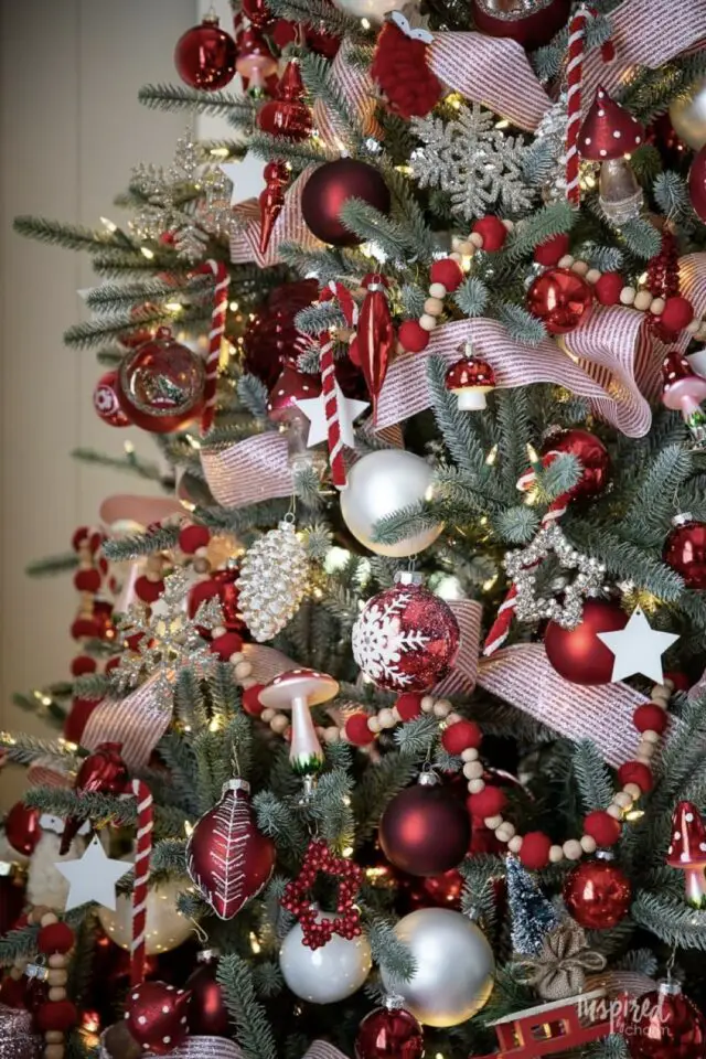 décoration noël traditionnel en rouge et blanc sapin boule guirlande ruban décoration noël traditionnel en rouge et blanc sapin boule guirlande ruban
