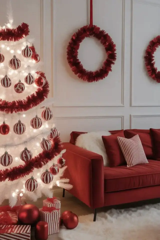 déco de Noël en rouge et blanc canapé coloré coussin rayures couronne simple suspendue sapin blanc guirlandes traditionnelle déco de Noël en rouge et blanc canapé coloré coussin rayures couronne simple suspendue sapin blanc guirlandes traditionnelle