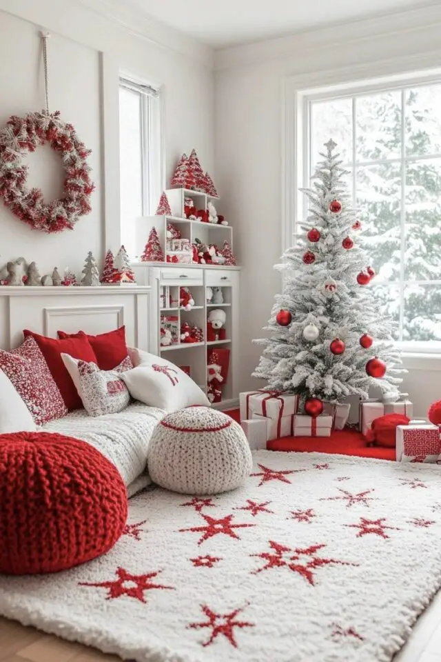 déco de Noël en rouge et blanc salon bicolore sapin fausse neige tapis pouf en laine couronne accrochée au dessus de la cheminée déco de Noël en rouge et blanc salon bicolore sapin fausse neige tapis pouf en laine couronne accrochée au dessus de la cheminée