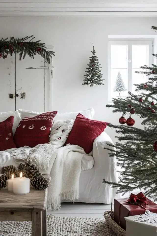 déco de Noël en rouge et blanc salon canapé blanc branche de sapin au dessus de la porte coussin coloré déco de Noël en rouge et blanc salon canapé blanc branche de sapin au dessus de la porte coussin coloré