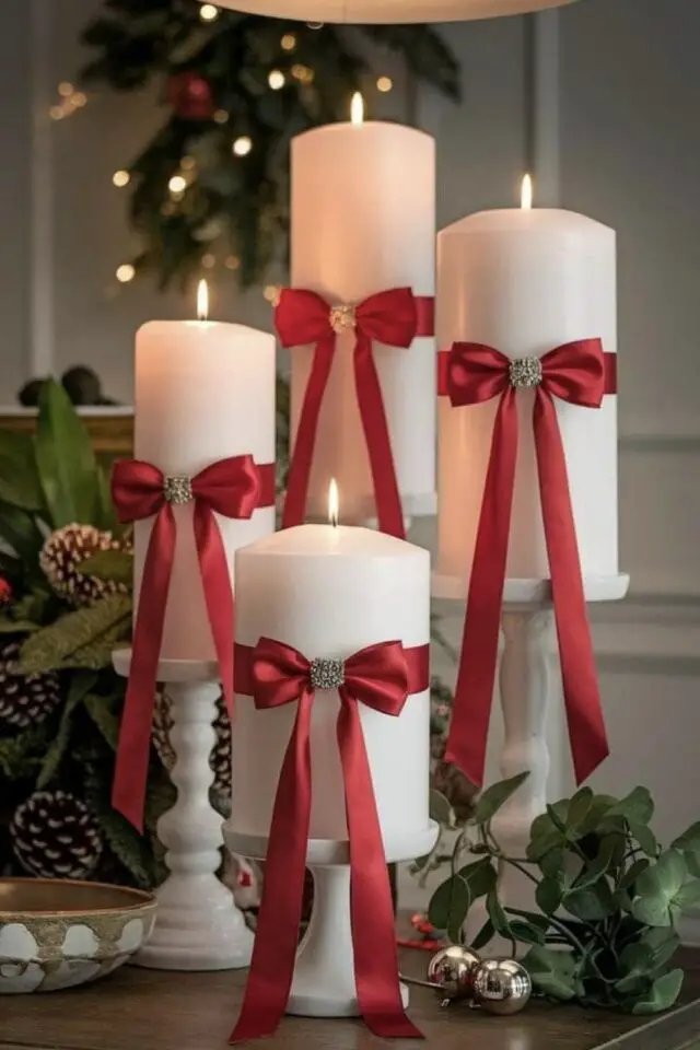déco de Noël en rouge et blanc idée facile à faire soi-même bougies blanches rubans rouges déco de Noël en rouge et blanc idée facile à faire soi-même bougies blanches rubans rouges