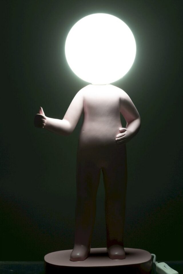 Lampe design pouce en résine pour déco originale Lampe design pouce en résine pour déco originale