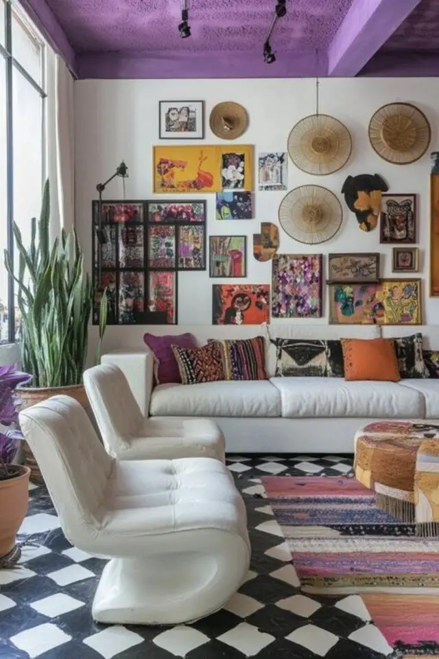 déco de salon meubles blancs exemple original peinture plafond violet pièce à vivre décor éclectique 