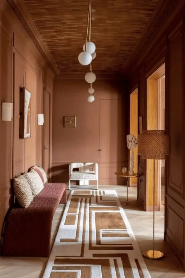 décoration intérieure monochrome espace de passage peinture marron brun sourd chic et élégant 