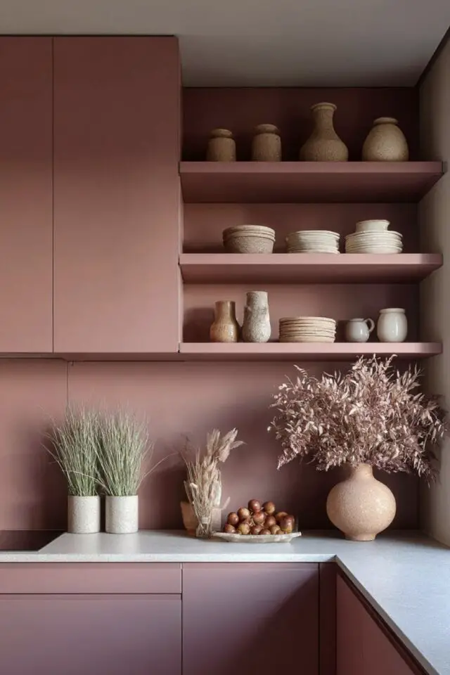 décoration intérieure monochrome cuisine peinture même couleur meuble étagère mur idée déco rose 