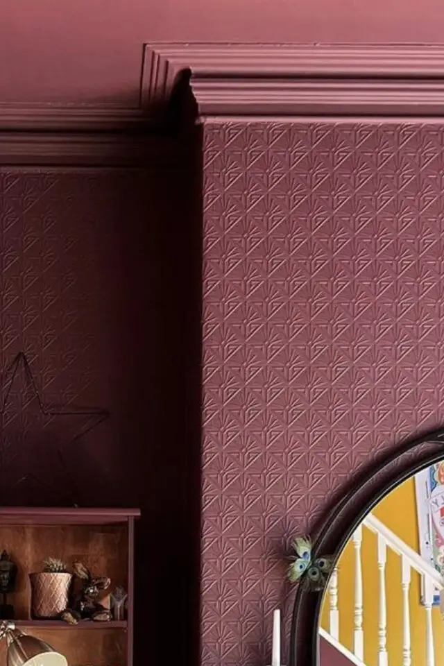 décoration intérieure monochrome mur peinture papier peint texturé moulure plafond exemple 