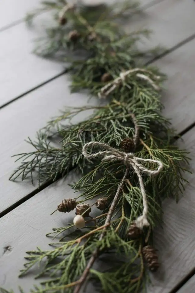 décoration noël au naturel branche de cyprès noeud en cordelette idée simple à copier 