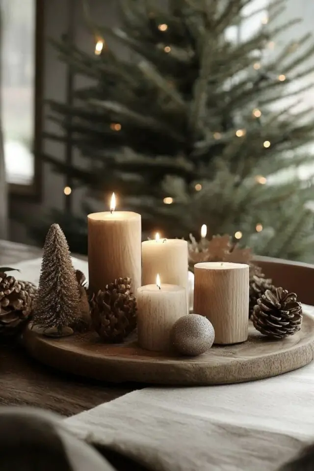 décoration noël au naturel plateau en bois rond bougies blanches différentes tailles pomme de pin idée déco table basse centre de table 