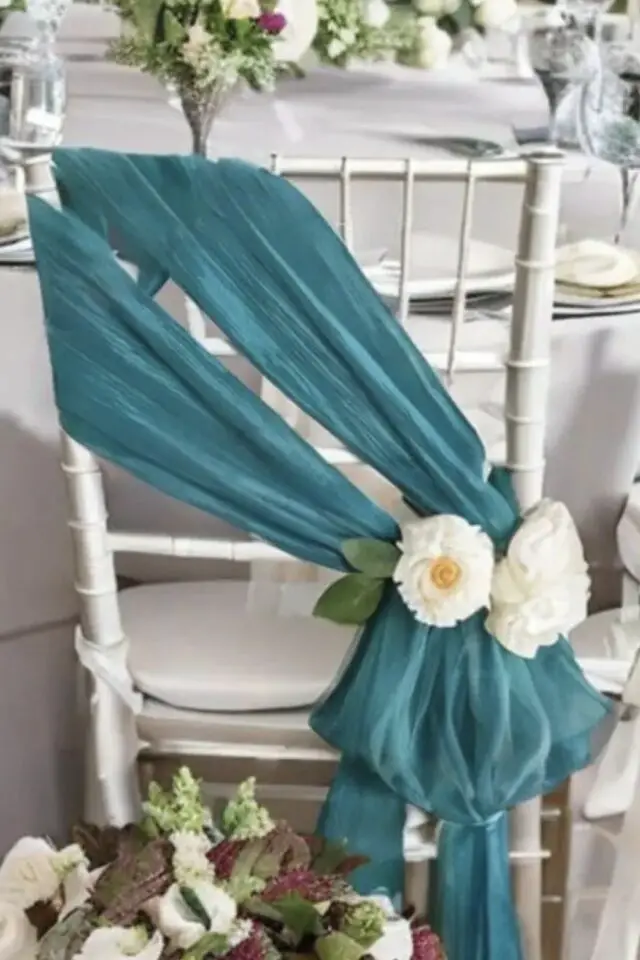 mariage déco bleu sarcelle chaise blanche voilage coloré fleurs idée simple et chic chaise des mariés 