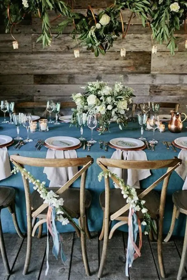 mariage déco bleu sarcelle table nappe colorée bouquet vert et blanc dessous d'assiettes cuivré simple et rustique chic 