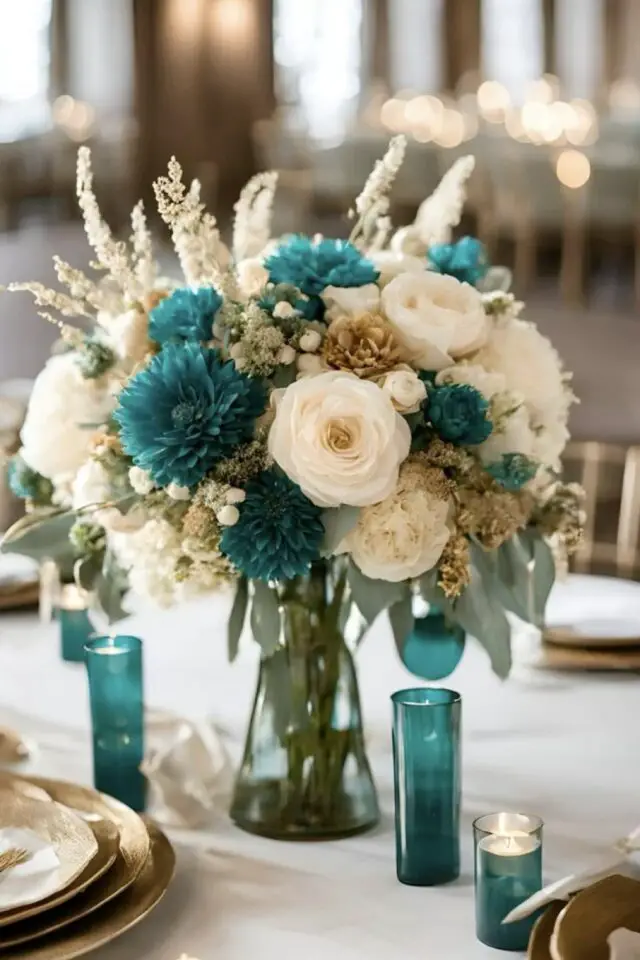 mariage déco bleu sarcelle bouquet de fleur bicolore centre de table petit photophore en verre coloré nappe blanche idée élégante 