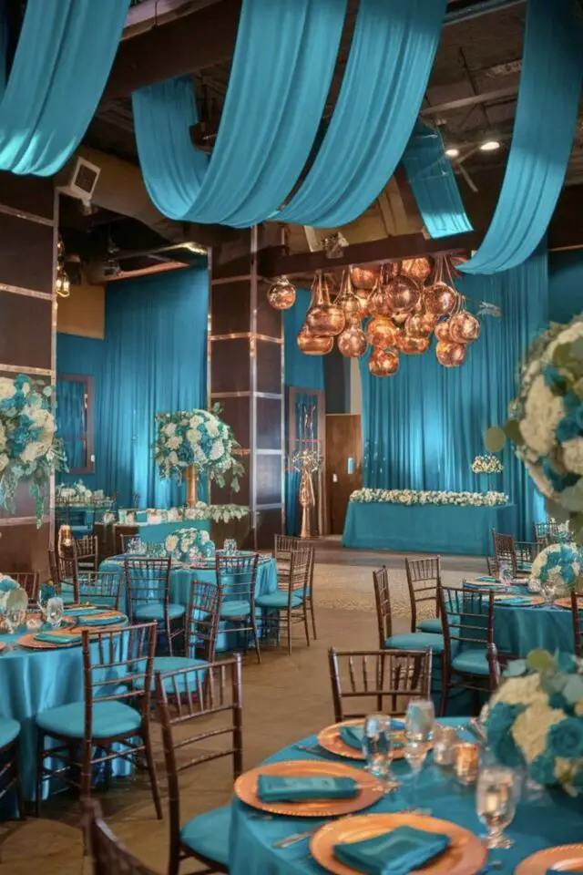 mariage déco bleu sarcelle décor de salle de réception voilage plafond table ronde nappe colorée 