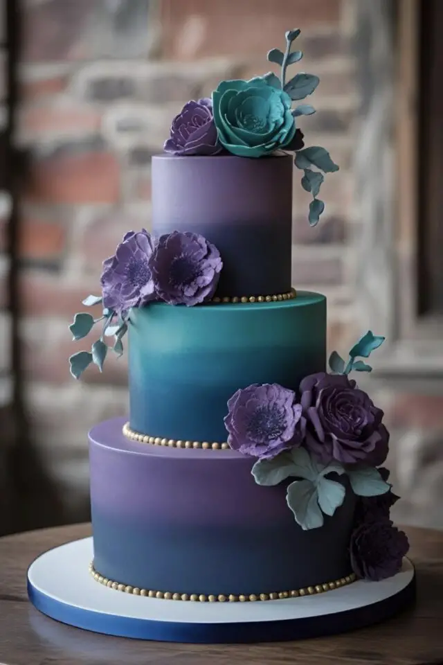 idée mariage déco bleu sarcelle gâteau plusieurs étages chic et élégant violet et bleu fleurs et perles 