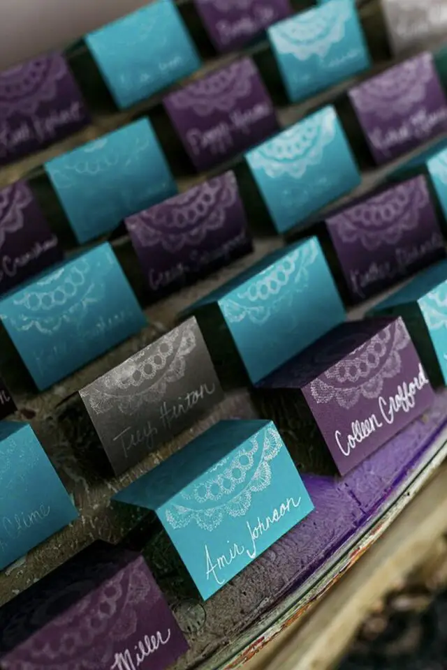 exemple mariage déco bleu sarcelle idée marque-place chic mandala tampon bleu paon violet et gris anthracite DIY à faire soi-même 