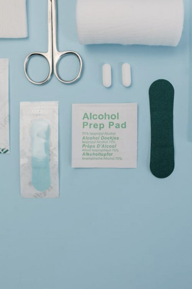 objet à garder quand on désencombre trier trousse de premier secours essentiel 