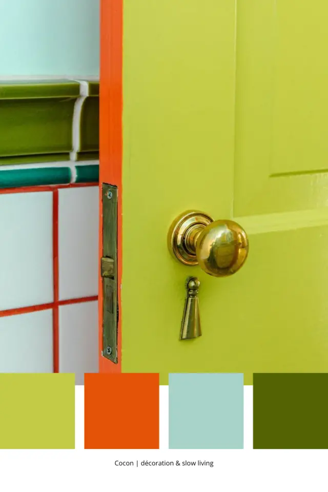 palette déco couleur vert Gen Z peinture boiserie intérieure porte verte et orange mur multicolore joint de carrelage rouge décor original bouton de porte laiton palette déco couleur vert Gen Z peinture boiserie intérieure porte verte et orange mur multicolore joint de carrelage rouge décor original bouton de porte laiton