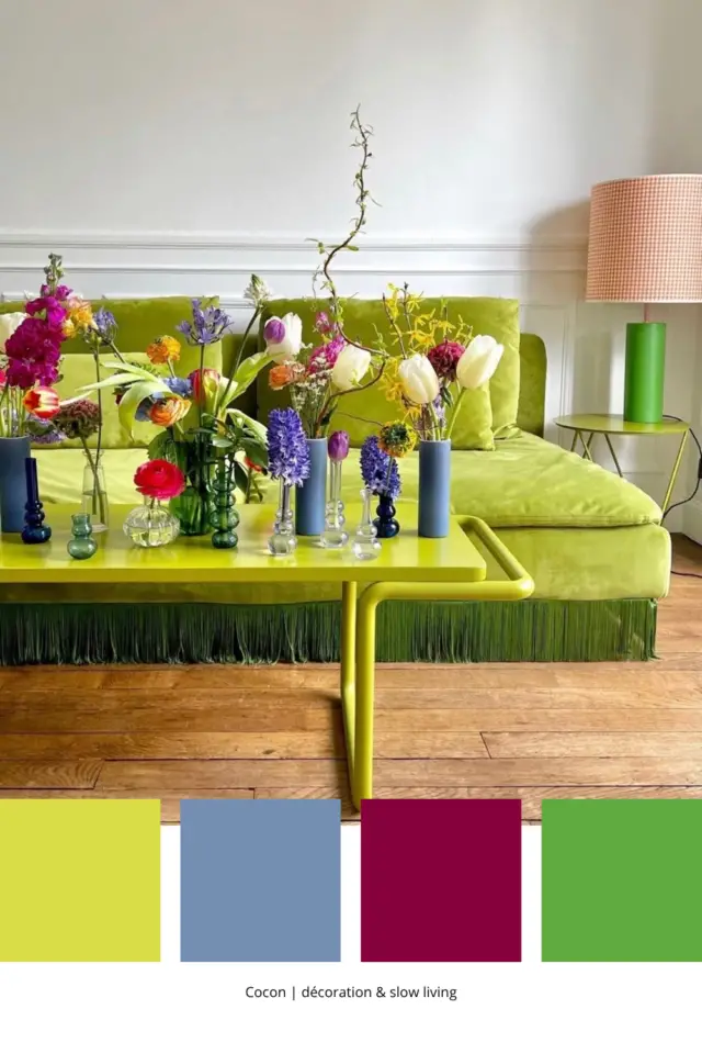 palette déco couleur vert Gen Z salon séjour canapé coloré table basse verte en métal lampe avec abat-jour rétro vichy vase fleur palette déco couleur vert Gen Z salon séjour canapé coloré table basse verte en métal lampe avec abat-jour rétro vichy vase fleur