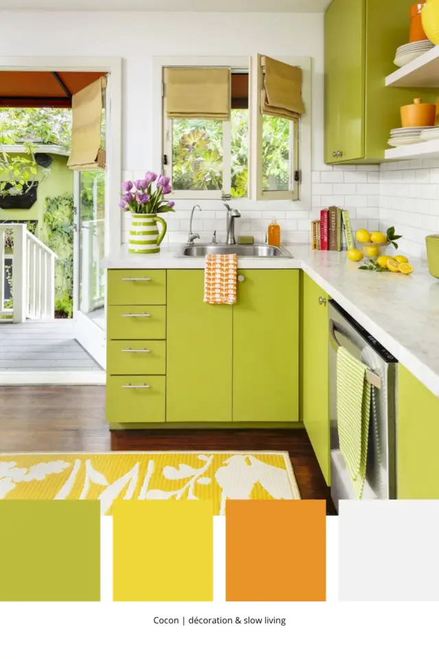 palette déco couleur vert Gen Z cuisine lumineuse mur blanc carrelage métro meuble vert vitaminé touche de jaune et orange palette déco couleur vert Gen Z cuisine lumineuse mur blanc carrelage métro meuble vert vitaminé touche de jaune et orange