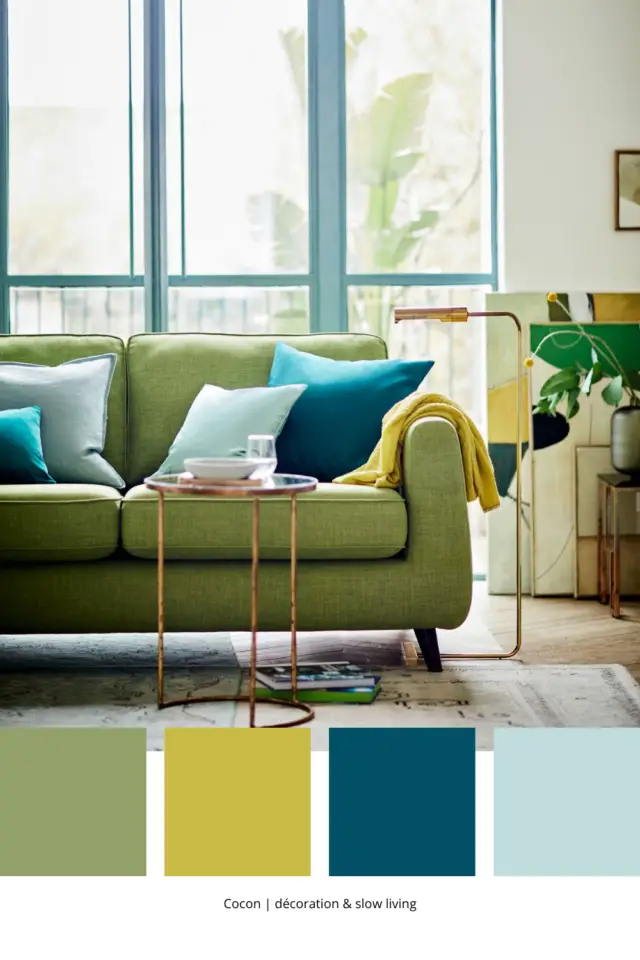palette déco couleur vert Gen Z salon mur blanc canapé vert accessoire bleu paon bleu ciel plaid jaune palette déco couleur vert Gen Z salon mur blanc canapé vert accessoire bleu paon bleu ciel plaid jaune