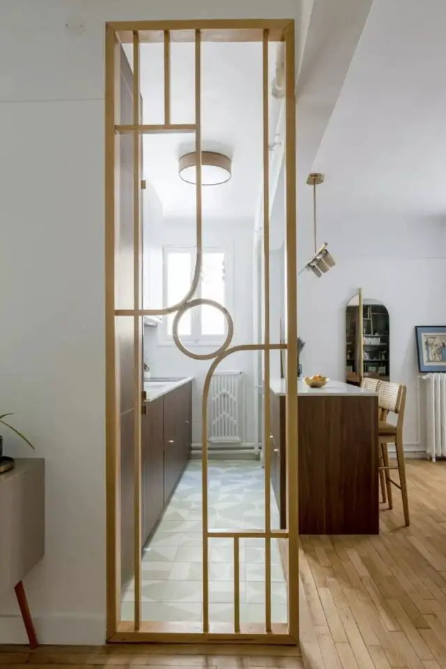 séparer entrée du salon exemple claustra chic et élégant en bois sur-mesure structurer grande pièce de vie ouverte 