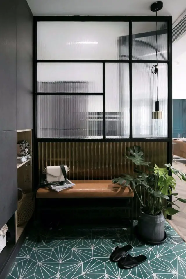 séparer entrée du salon exemple verrière moderne chic et élégante verre fileté soubassement texturé sol différents entre les espace banc en cuir 