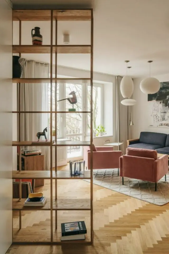 séparer entrée du salon exemple meuble bibliothèque du sol au plafond 