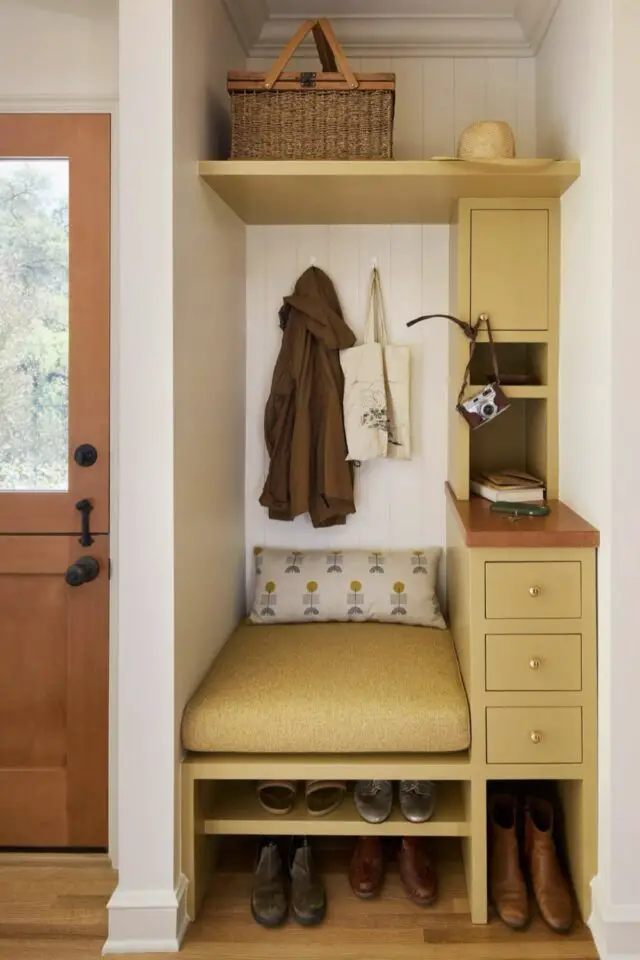 séparer entrée du salon exemple petit meuble sur mesure renfoncement banc rangement étagère couleur jaune 