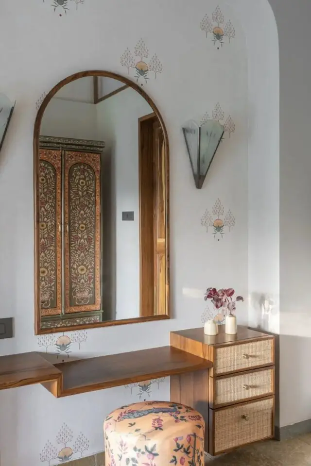 séparer entrée du salon meuble miroir étagère chic et élégant 