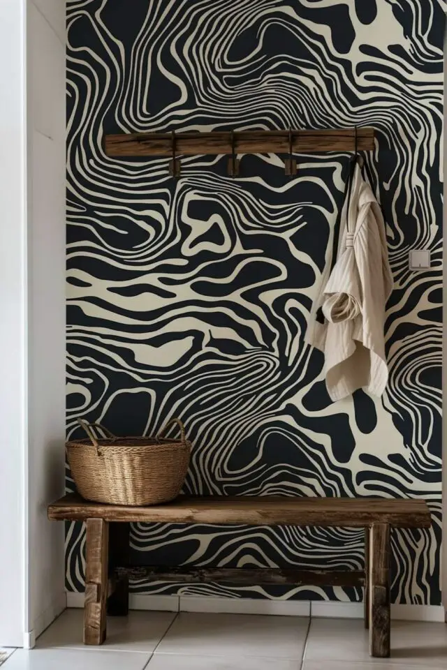 séparer entrée du salon papier peint noir et blanc moderne banc en bois et patère murale rustique 