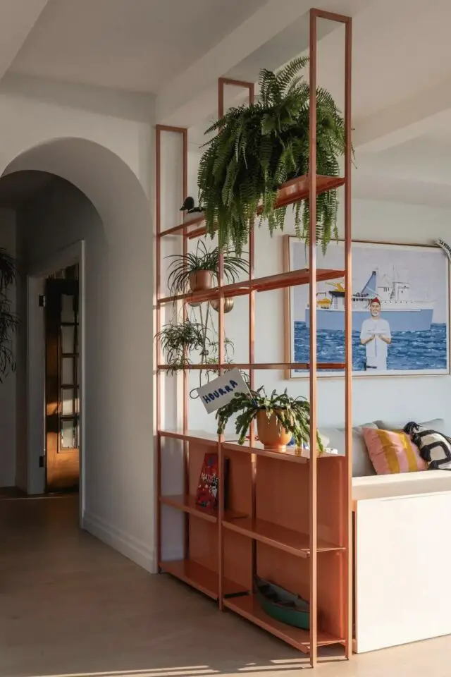 séparer entrée du salon exemple meuble en métal sur-mesure étagère bibliothèque orange 