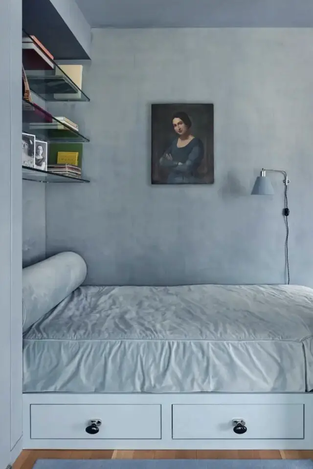 tendance color drenching définition exemple monochrome bleu chambre adulte lit en alcôve 