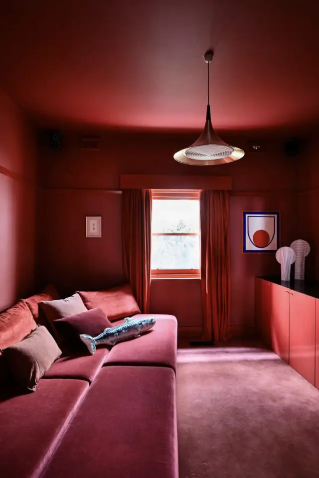 tendance color drenching caractéristiques choix audacieux rouge du sol au plafond ton sur ton effet de lumière velours moquette meuble laqué 