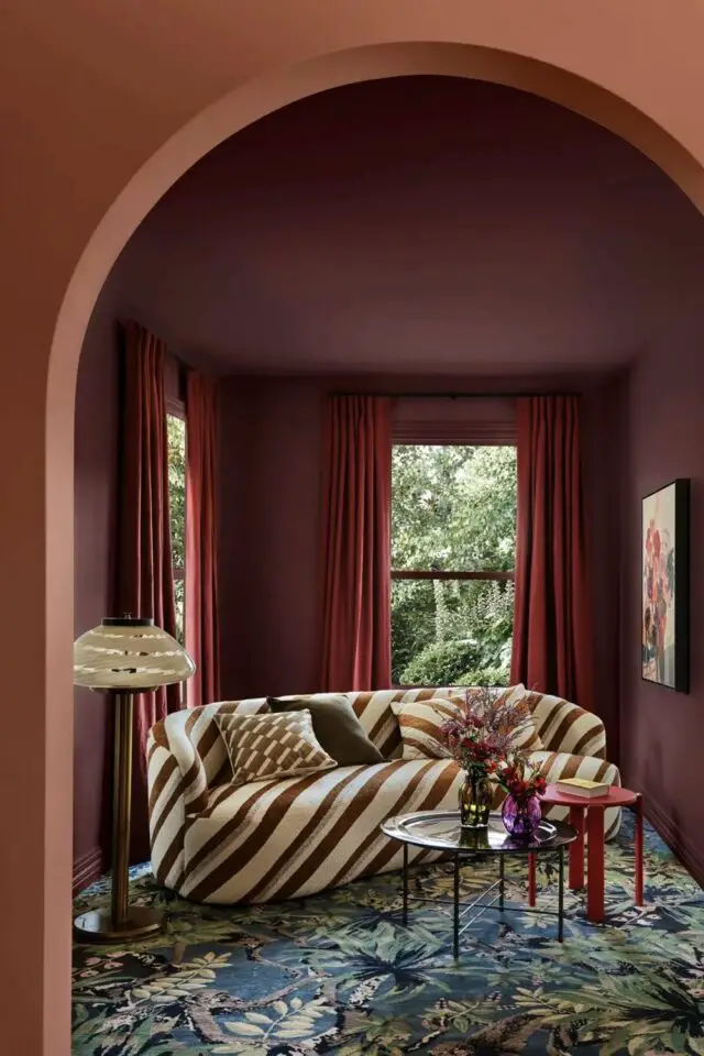 tendance color drenching caractéristiques utilisation d'une même couleur mur plafond accessoires textiles rideaux 