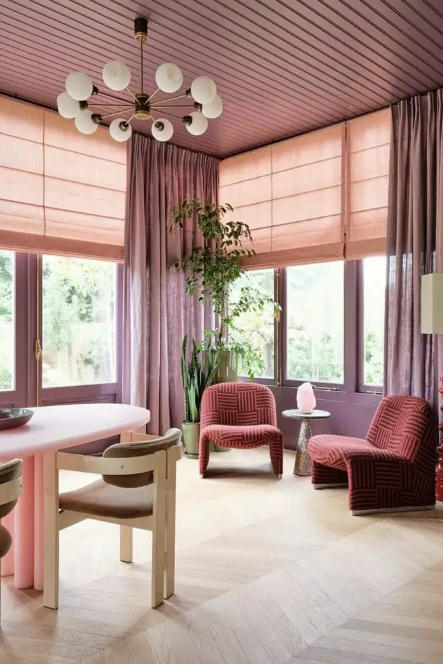 tendance color drenching caractéristiques différence camaïeux exemple salon salle à manger rose et violet 